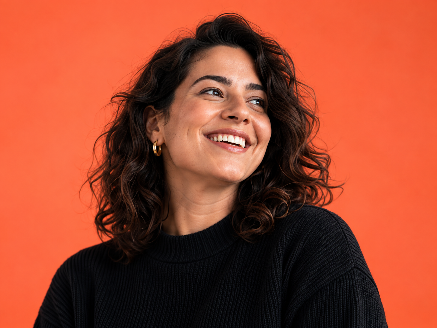 Mulher sorrindo em fundo coral